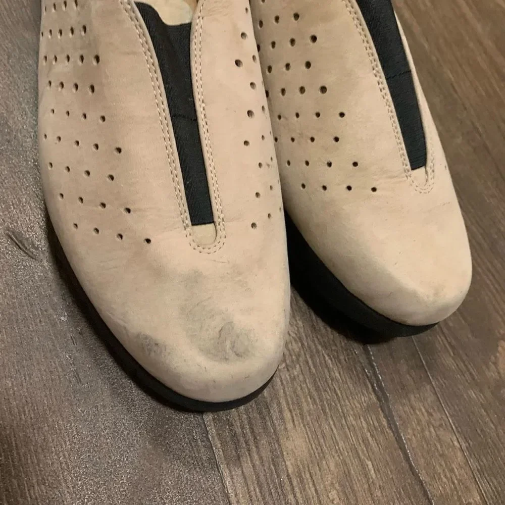 Clarks beige cutaway slip on size 11 comfortable ortho loafers